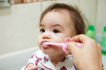مسواک زدن دندان کودک