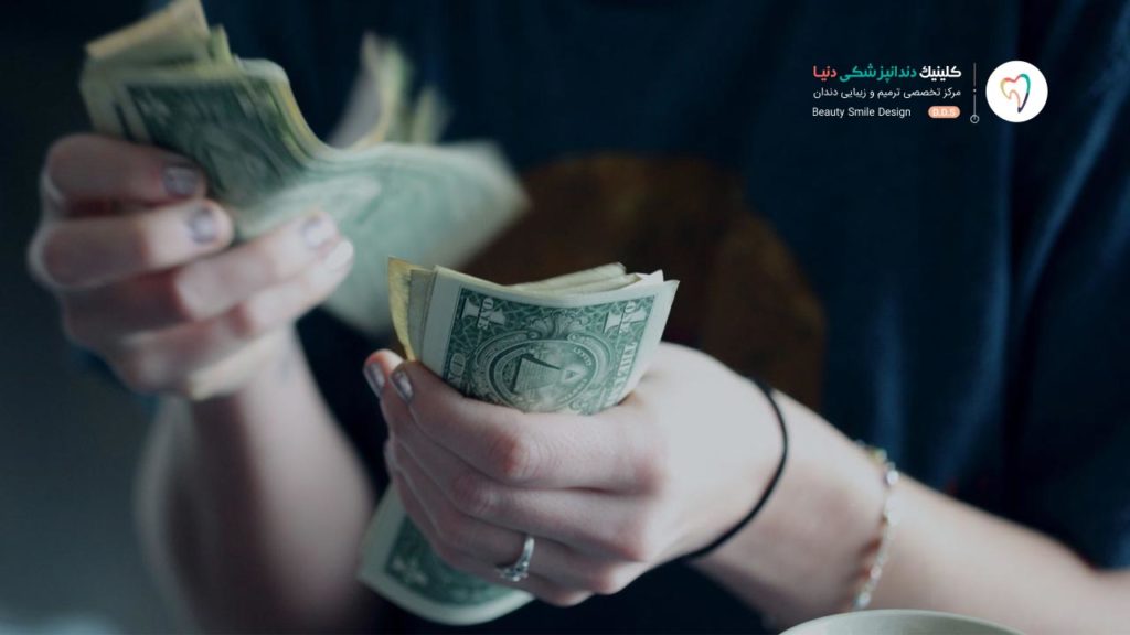 دختری که در حال شمارش پول است
