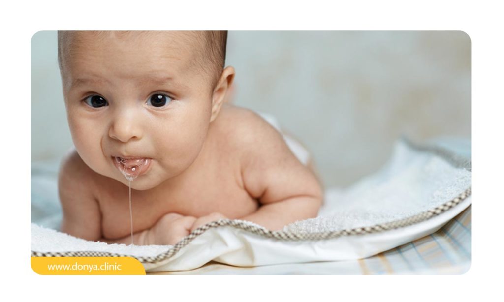 عکس یک نوزاد که آب دهانش سرازیر است