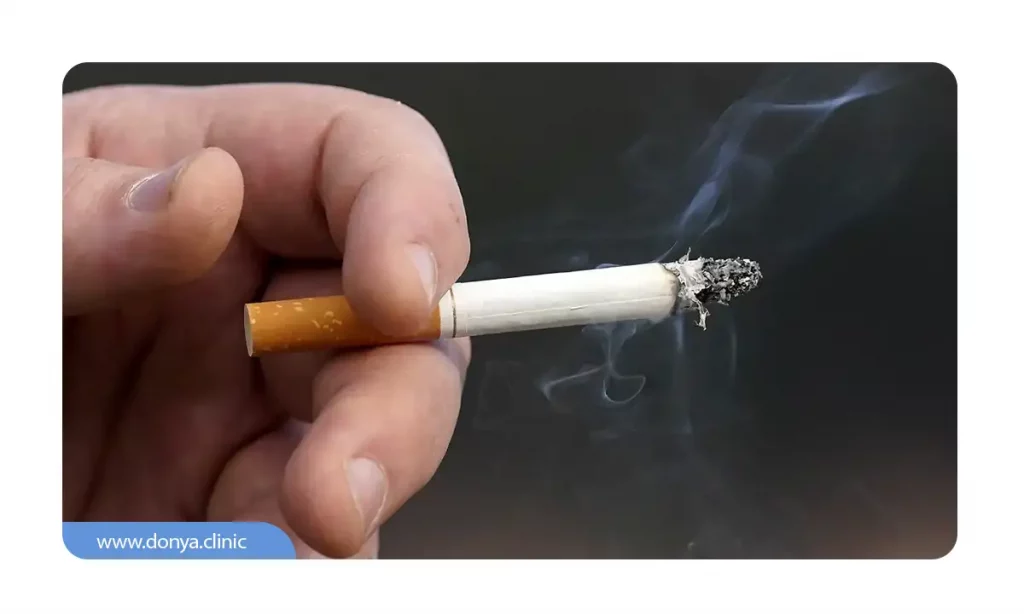 مردی در حال سیگار کشیدن