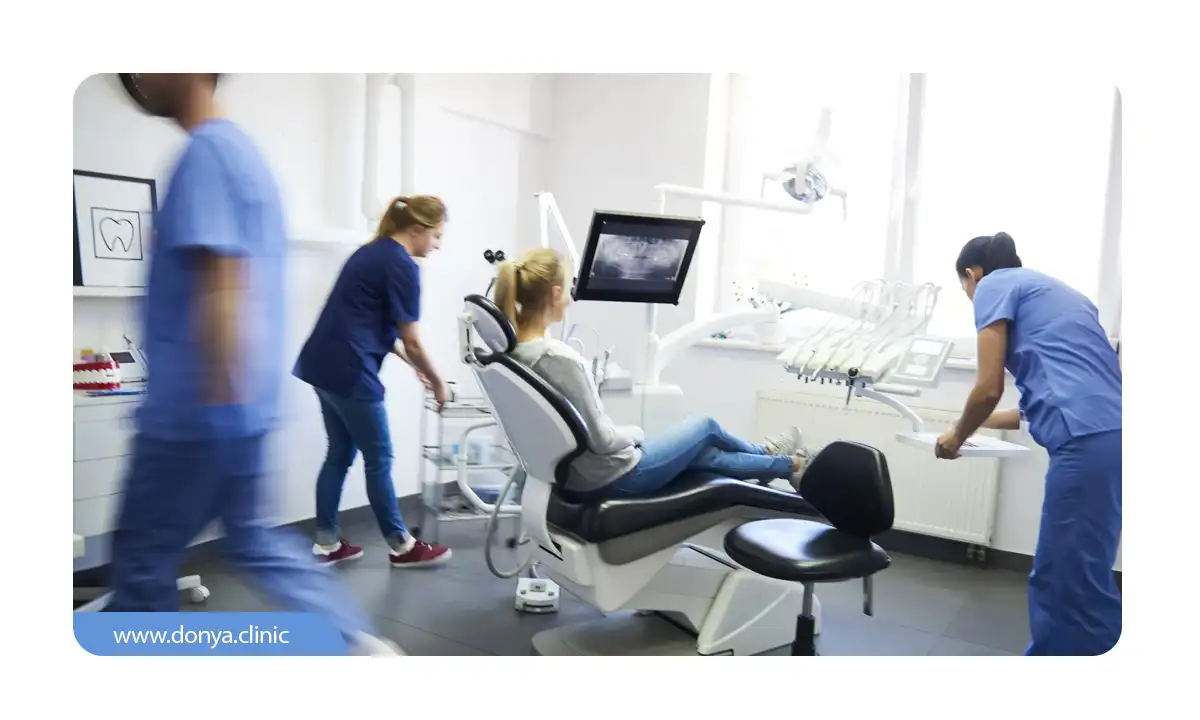 تصویر یک خانم در مطب دندانپزشکی