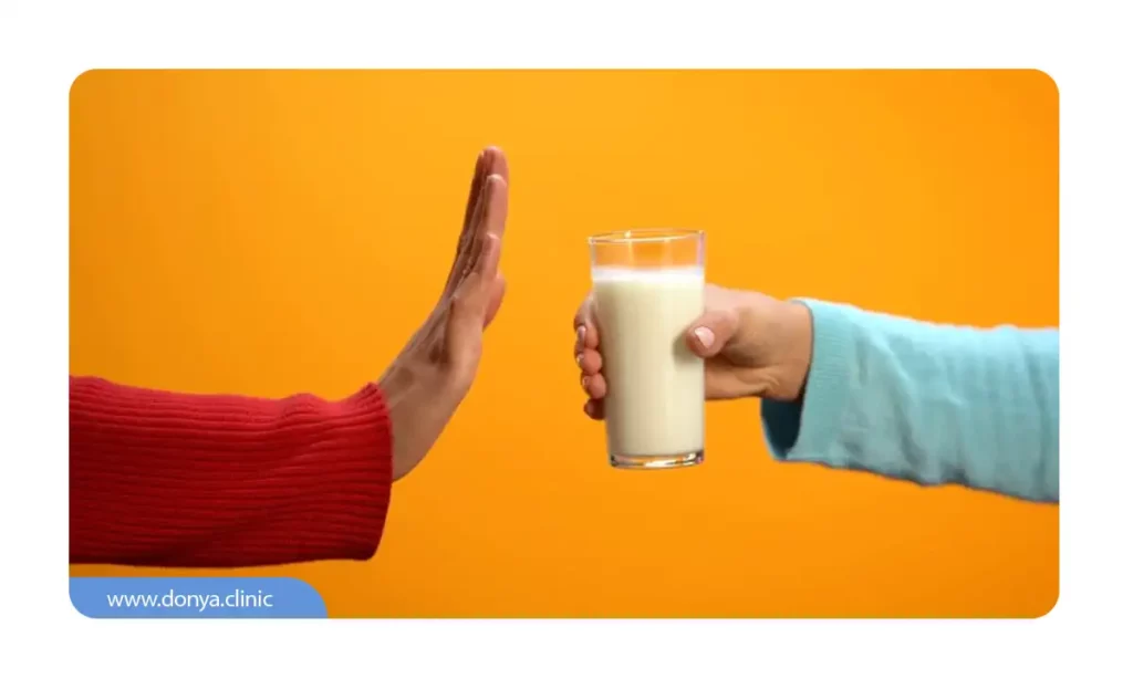 عکس یک لیوان شیر در دست یک خانم (شیر حاوی کلسیم است)