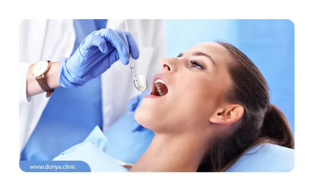 خانمی که برای درمان عفونت دندان به دندانپزشک مراجعه کرده است