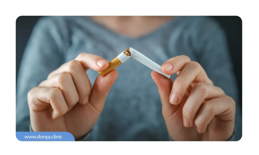 تصویر یک خانم که در حال شکستن سیگار است 
