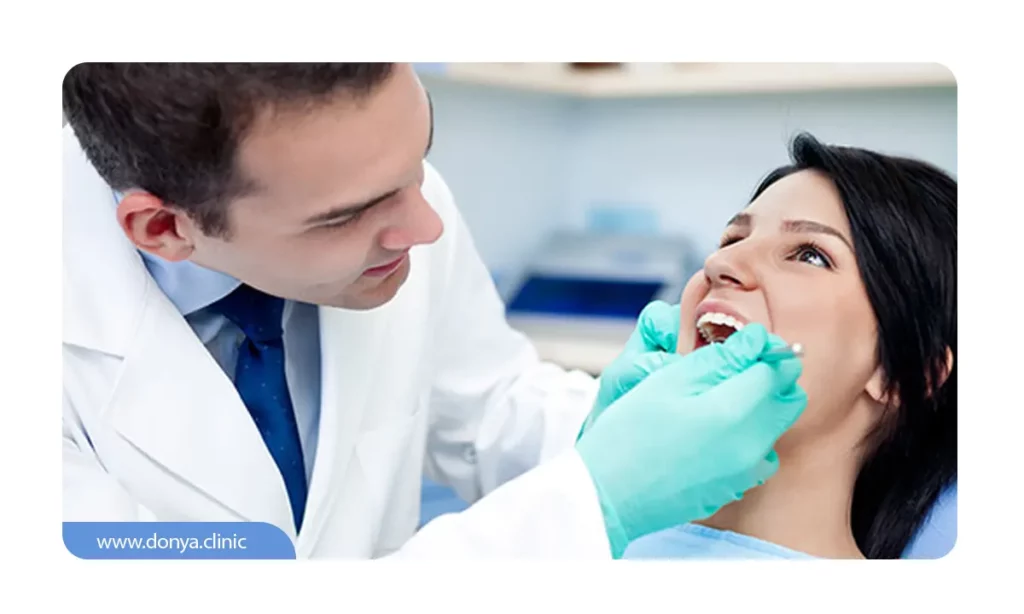 معاینه دندانپزشک برای تشخیص صدا دادن فک