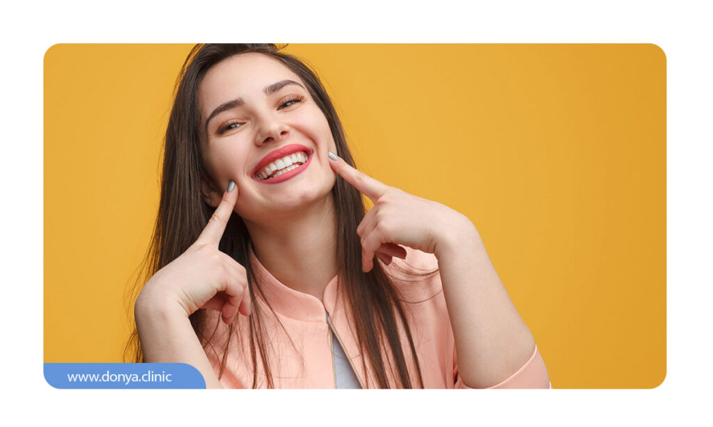 عکسی از خندیدن خانمی بدون حضور مشکلات دندانی